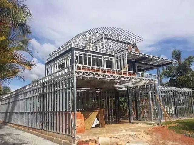 都知道輕鋼別墅的優點,那么輕鋼結構房屋是怎樣建成的?